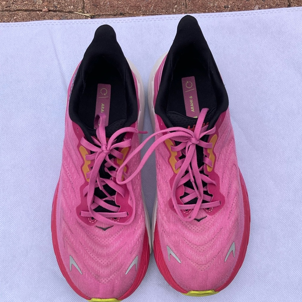 Hoka Arahi 6 Pink Performance Running Shoes with Mesh Uppers